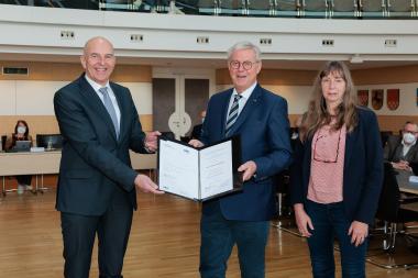 Klaus Baumann (Foto Mitte) und die stellvertretende Vorsitzende des LWL-Landschaftsausschusses, Martina Müller, haben dem zukünftigen LWL-Direktor Dr. Georg Lunemann die Ernennungsurkunde überreicht.<br>Foto: LWL/Tronquet