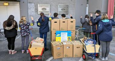 Mit Bollerwagen und U-Bahn brachten die Schüler:innen die Spenden zur zentralen Sammelstelle in den Westfalen-Hallen Dortmund.<br>Foto: Privat