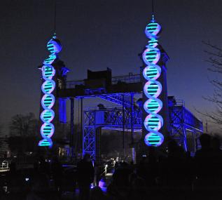 In der halbstündigen Mapping-Show nehmen die Türme des Schiffshebewerks vielfältige neue Formen.<br>Foto: LWL / Appelhans