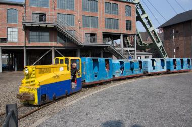 In den Osterferien fährt im LWL-Industriemuseum Zeche Zollern eine originale Grubenbahn die Besucher:innen über das Zechengelände. <br>Foto: LWL/Hudemann