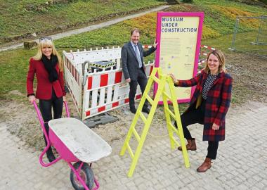 LWL-Kulturdezernentin Dr. Barbara Rüschoff-Parzinger, Muse-umsdirektor Prof. Dr. Jan Carstensen und Projektleiterin Anna Stein freuen sich auf das "Museum under construction".<br>Foto: LWL/Jähne