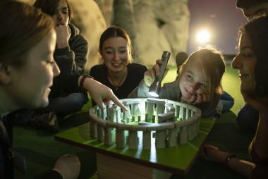 Das Programm "Stein auf Stein" am Familiensonntag funktioniert wie ein Exit Game. Für die Besucher:innen geht es auf eine Spurensuche durch die Sonderausstellung "Stonehenge".<br>Foto: LWL/ C. Kniel
