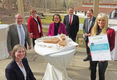 NRW-Ministerin Ina Scharrenbach (Mitte) ist ins LWL-Freilichtmuseum Detmold gereist, um LWL-Direktor Matthias Löb (2. v. l.) den Förderbescheid zu überreichen. Dabei waren (v. l.) Annette Nothnagel, Leiterin der "Regionale 2022", die erste stellv. Bürgermeisterin der Stadt Detmold Christ-Dore Richter, der Landrat des Kreises Lippe Dr. Axel Lehmann, LWL-Museumsdirektor Prof. Dr. Jan Carstensen und LWL-Kulturdezernentin Dr. Barbara Rüschoff-Parzinger.<br>Foto: LWL/Jähne