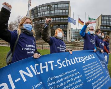 Bereits im Dezember protestierte das Denkmalschutz-Bündnis bei der Übergabe von fast 25.000 Unterschriften gegen das Denkmal-NICHT-Schutzgesetz vor dem Düsseldorfer Landtag.<br>Foto/Roland Rossner/Deutsche Stiftung Denkmalschutz