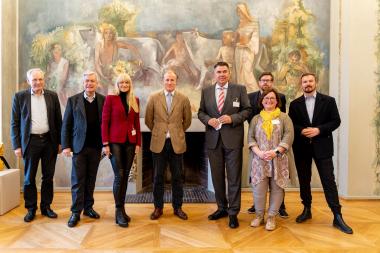 v.l. Kurator Dr. Gerd Dethlefs, Dr. Hermann Arnhold, Direktor des LWL-Museums für Kunst und Kultur, LWL-Kulturdezernentin Dr. Barbara Rüschoff-Parzinger, Sebastian Graf von Kanitz, Landrat Mario Löhr, Kurator Arne Reimann, Stefanie Kettler, Leiterin Kultur und Tourismus beim Kreis Unna, und Kurator Wilko Austermann <br>Foto: LWL/Kreis Unna/ImageKollektiv GmbH