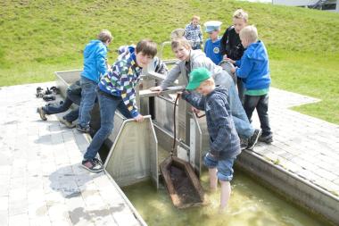 Auf dem Wasserspielplatz können kleine Abenteurer das Modell des Schiffshebewerks in Bewegung setzen.<br>Foto: LWL / Hudemann