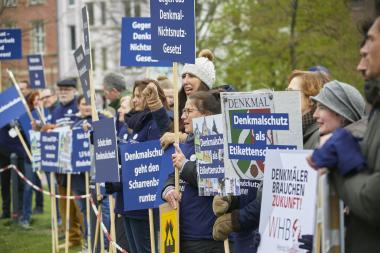 Auch der WHB war bei der Demonstration des Denkmalschutz-Bündnisses am Tag der Gesetzesverabschiedung vor dem Landtag vertreten.<br>Foto/Roland Rossner/Deutsche Stiftung Denkmalschutz