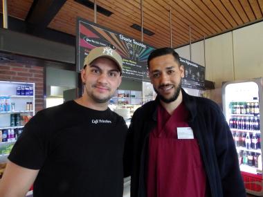 Tarek Y. in seiner Dienstkleidung; Safet (l.) betreibt in der Hans-Prinzhorn-Klinik das Café und spielt zusammen mit Tarek im selben Fußballverein.<br>Foto: LWL/Herstell