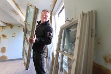 Beim "Blickpunkt Bau" stehen einmal im Monat unterschiedliche Aspekte des Bauens im Mittelpunkt. Gebäuderestaurator Tobias Striewe informiert über die Restaurierung der Fenster im Haus Stahl.<br>Foto: LWL/Gerstendorf-Welle