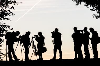 Barbara Fromberger führt Interessierte bei den Fotoaspaziergängen zur Morgenstunde oder Abenddämmerung durch das LWL-Freilichtmuseum Detmold.<br>Foto: LWL/Fromberger