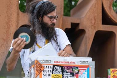 Seit zehn Jahren reist Guy Dermosessian mit seinem Musiklabel Kalakuta Soul Records und prall gefüllten Plattentaschen durch die Clublandschaft Europas und spielt sorgfältig ausgesuchte Schallplatten aus allen vier Ecken der Welt.<br>Foto: N. Keppler