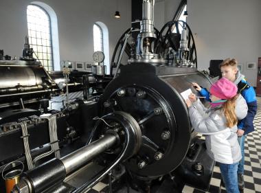 Nicht nur bei Führungen, sondern auch auf eigene Faust können Kinder die Zeche Nachtigall erkunden. Eine Station auf der Nachtigall-Entdecker-Tour ist die Dampffördermaschine.<br>Foto: LWL/Appelhans