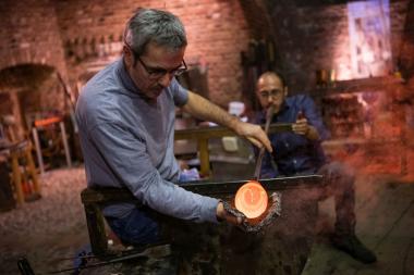 Glasmacher Korbinian Stöckle und Rasit Rejwan bei der Arbeit im Turm der Glashütte Gernheim.<br>Foto: LWL / Hübbe