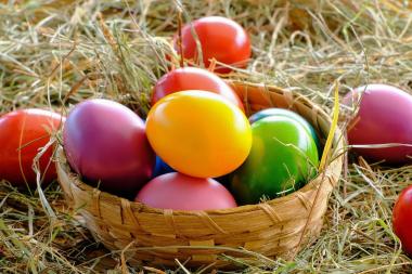 Bei dem Osterbrauch "Eggerkippen" werden zwei Ostereier mit der Spitze aneinandergeschlagen. Gewonnen hat derjenige, dessen Eierschale dabei nicht zerbricht. <br>Foto: Pixabay