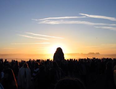 Die Sonne hinter dem Heelstone.<br>Foto: Andrew Dunn