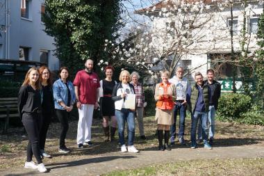 Sind stolz auf die Zertifizierung der Gerorntopsychiatrie und Soziotherapie der LWL-Klinik Paderborn: Pflegedirektorin Monika Seewald (vorne 6. v. l.) sowie Chefärztin und Abteilungsleiterin Dr. Beate Joachimsmeier (4.v.r.) mit den Mitarbeitenden der Abteilung.<br>Foto: LWL