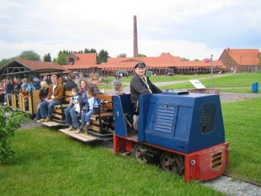 Mit der Diesellok geht es rund um die ehemalige Tongrube.<br>Foto: LWL
