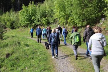 Wildnispädagoge und Krankenpfleger Stefan Alberts lädt regelmäßig zu Wanderungen und zum Waldbaden ein.<br>Foto: LWL/Herstell
