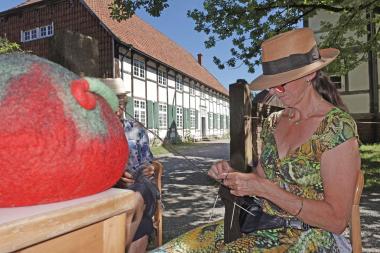 Beim Handarbeitscafé im LWL-Freilichtmuseum Detmold steht der kreative Austausch im Vordergrund.<br>Foto: LWL/Jähne