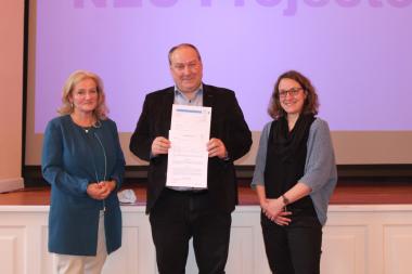 Petra Gassmann, Studienzentrumsleiterin Kassel, Peter Thiemann, Pflegedirektor des LWL-Klinikums Marsberg und Andrea Eckelsbach, Schulleiterin LWL-Akademie für Gesundheits- und Pflegeberufe Marsberg, freuen sich über die Unterzeichnung des Kooperationsvertrags.<br>Foto: LWL