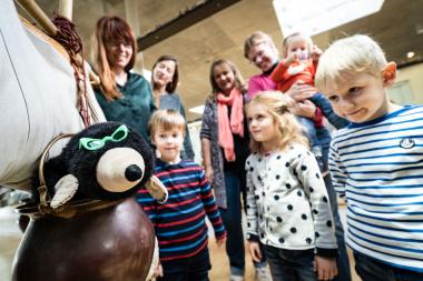 Der Maulwurf Kalle begleitet Kinder durch die Ausstellung und zeigt, wie die Römer:innen in Haltern am See vor 2000 Jahren lebten.<br>Foto: LWL-Römermuseum/P. Jülich