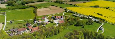 Aus der Luft wird die Größe des Paderborner Dorfes sichtbar - es ist das größte Gebäudeensemble des Museums.<br>Foto: LWL/Jähne