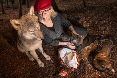 Rotkäppchen und der Wolf - Schauspielerin Beate Reker beim Literarischen Waldspaziergang in der Sonderausstellung "Alleskönner Wald".<br>Foto: LWL/Steinweg
