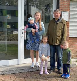 Iwana Bosak mit Konrad Staschenuk und Timofei, Oleg und Anna. Vater Igor und Schwester Oxana sind gerade auf Jobsuche.<br>Foto: LWL/Seifert