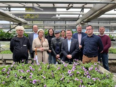 Gärtnermeister Martin Bartsch (links) von der LWL-Klinik Hemer zusammen mit den Kolleginnen und Kollegen aus Polen und der Betriebsleitung.<br>Foto: LWL/Wyludda