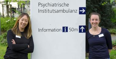 Bieten bei Einsamkeit ein erstes Gespräch in der Psychiatrischen Institutsambulanz des LWL-Universitätsklinikums Bochum an (von links): Ambulanzärztin Dr. Sie-In Lee-Grimm sowie Psychologin Maureen McMonagle.<br>Foto: LWL