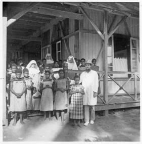 Schwester Christiana, geb. Henrika Wallmeyer, aus Schapen (links) als Steyler Missionarin in Neuguinea.<br>Foto: Familie Otto Wallmeyer, Schapen (mit freundlicher Genehmigung des Emslandmuseums Lingen)