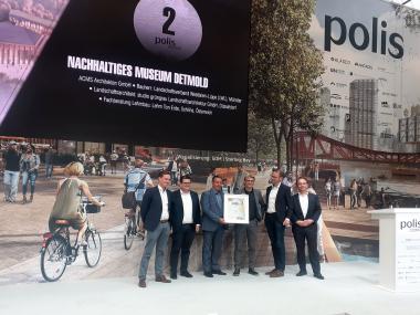 Die Projektbeteiligten freuen sich über den 2. Preis des polis-Awards 2022: (v.l.n.r.): Simon Waigand (ACMS), Urs Frigger (LWL-Dezernent), Matthias Gundler (LWL-BLB), Prof. Christian Schlüter (ACMS), Olaf Scheinpflug (ACMS), Matthias Sommer (Laudator, ENGIE Deutschland).<br>Foto: ACMS Architekten GmbH