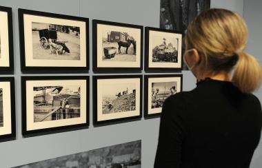 Die Ausstellung über den Fotografen und Schriftsteller Erich Grisar zeigt u.a. Motive aus Warschau, Amsterdam oder Paris.<br>Foto: LWL/Appelhans