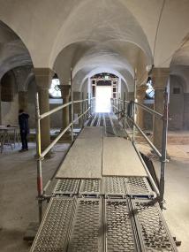 Blick von Westen nach Osten durch die Krypta. Der Zugang zur Baustelle erfolgt durch die vorläufig abgetragene Chorwand von Osten her. Innerhalb der Krypta ist eine Rampe aufgebaut, um die Bauarbeiten zu erleichtern.<br>Foto: LW-AfWL/S. Gai