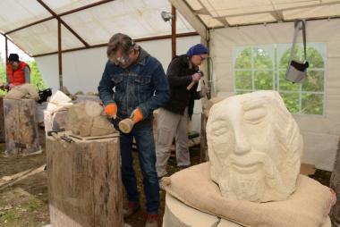 Mit dem Meißel entsteht aus grobem Sandstein Kunst.<br>Foto: LWL/Hudemann