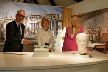 Museumsdirektor Dr. Ingo Grabowsky, Ausstellungskuratorin Carolin Mischer und LWL-Kulturdezernentin Dr. Barbara Rüschoff-Parzinger (v.l.) präsentierten am Mittwoch, 11.05., einen ersten Einblick in die Sonderausstellung "Latein. Tot oder lebendig!?", die am 13.05. für das Publikum öffnet. Anhand von elf Biografien, wie hier Cicero, blickt die Schau auf über 2.000 Jahre bewegte Sprachgeschichte und fragt nach der heutigen Relevanz des Lateinischen.<br>Foto: LWL/Buterus