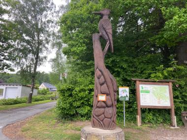 Auch das Maskottchen "Hacki" am Walderlebnispfad stammt aus der Holzwerkstatt der LWL-Einrichtungen Marsberg.<br>Bild: LWL/Hollwedel