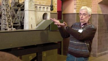 Rainer Miebach vermittelt den Teilnehmern näheres Wissen zur Funktionsweise des Schiffshebewerks.<br>Foto: LWL / Hudemann