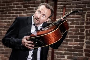 Helmut Sanftenschneider serviert "NachtSchnittchen" in der Maschinenhalle des Schiffshebewerks.<br>Foto: LWL