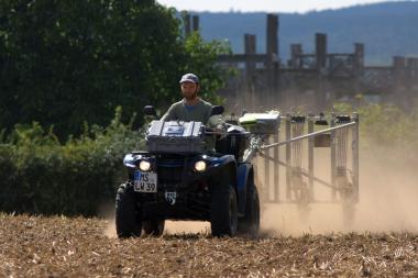 Joris Coolen ist mit dem speziellen Quad der LWL-Archäologie in ganz Westfalen-Lippe unterwegs. Zerstörungsfrei begibt er sich auf die Suche nach Bodendenkmälern.<br>Foto: LWL/ H.-P. Stroecks