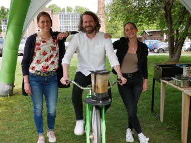 Tatjana Sander, Adrian Dies und Sarah Geining (v.l.) vom Team Controlling testeten das Smoothie-Bike aus und waren begeistert.<br>Foto: LWL/Schickentanz
