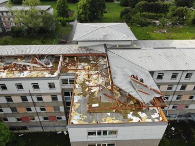 Der Tornado vom Freitag hinterließ auf dem Gelände der LWL-Klinik Lippstadt ein abgedeck-tes Dach.<br>Foto: LWL/Feuerwehr Lippetal