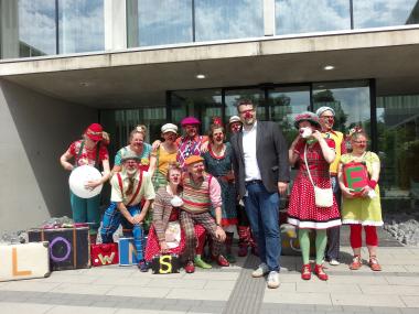 Die Clowns bei ihrem Geburtstagsbesuch in der Psychiatrie. In ihrer Mitte Chefarzt Uwe Johansson.<br>Foto: LWL/Herstell