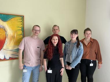 Das FrIntA-Team lädt alle Menschen ein, die Sorge haben, dass einzelne ihrer Lebensbereiche von Alkohol beeinflusst werden könnten (v.l.): Pflege-Entwickler Marvin Thomese, Psychologin Slavyana Boceva, Psychiater und Oberarzt Arne Lueg, Sozialarbeiterin und Suchttherapeutin Maike Erdmann und Psychologin Christine Stückemann.<br>Foto: LWL