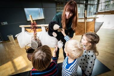 Kalle der Museumsmaulwurf nimmt die kleinen Besucher:innen mit auf eine Entdeckungstour durch das Museum.<br> Foto: LWL-Römermuseum/P. Jülich