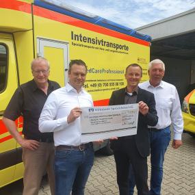 Museumsleiter Robert Laube (v.l.), Benjamin Weber (Medcare Professional), Thomas Alexander (Leiter Marketing Volksbank) und Michael Weber (Medcare Professional) bei der Übergabe des Spendenschecks, die Spendensumme ist inzwischen auf 9.980 Euro gewachsen.<br>Foto: LWL 