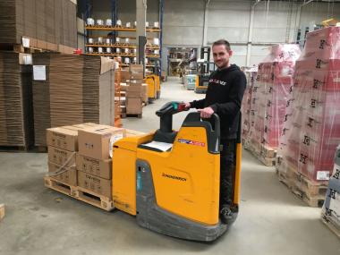 Robin Thomeh ist mit viel Engagement bei der Arbeit. Er hat den Übergang aus einer Werkstatt für Menschen mit Behinderung geschafft und macht eine Ausbildung zum Lagerfachhelfer.<br>Foto: LWL