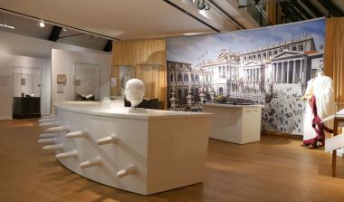Nicht nur was für Latinisten: Nach einer Führung durch die Sonderausstellung "Latein. Tot oder lebendig!?" lädt der interaktive Sprachkurs dazu ein, Latein selbst als gesprochene Alltagssprache auszuprobieren.<br>Foto: LWL