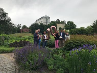v.l.: Matthias Brakel (Musikschule) Alexandra Schapals, Prokuristin Maximilianpark Hamm Oberbürgermeister Hamm, Marc Herter LWL Kulturdezernentin, Dr. Barbara Rüschoff-Parzinger Markus Maul, Maximilianpark Hamm Hubertus Albersmeier, Privater Garteneigentümer Svenja Hoch, Tiefbau- und Grünflächenamt Hamm.<br>Foto: LWL/Janine Esdar