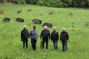 Übergabe der hölzernen Tiere: (v. l.) Johannes Wüllner, stellv. Bürgermeister von Mars-berg, Hans-Josef Förster, Tischlermeister (Pflege und Instandhaltung), Joachim Leidinger, Vorsitzender des Fördervereins Naturerlebnis Wald, Michael Hefer, Ergotherapie / Ar-beitstherapie "Holz", LWL-Einrichtungen Marsberg, und Hans-Josef Dülme Ortsbürger-meister von Meerhof.<br>Foto: LWL/Hollwedel